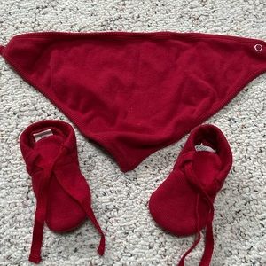 Kate Quinn red 6-12m booties with matching bib